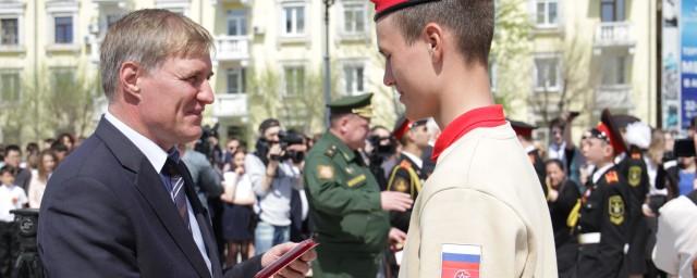 Школьники, принявшие участие в военном параде в Хабаровске, получили медали от первых лиц города и края