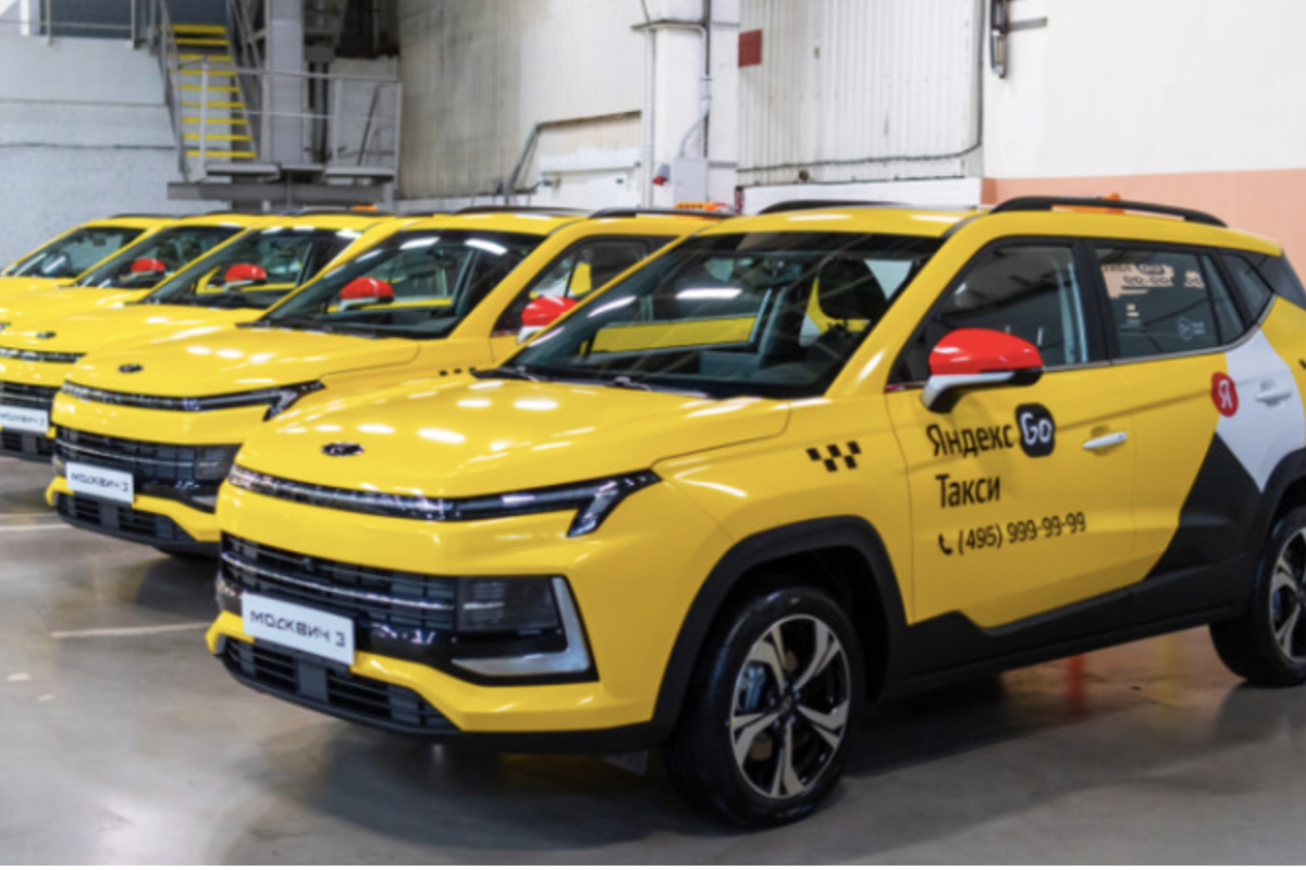 Закон одобрен: таксистов с иномарками обязуют перейти на Lada и «Москвичи»