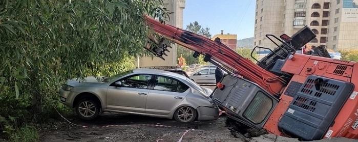 В Миассе провалившийся в яму экскаватор смял автомобиль