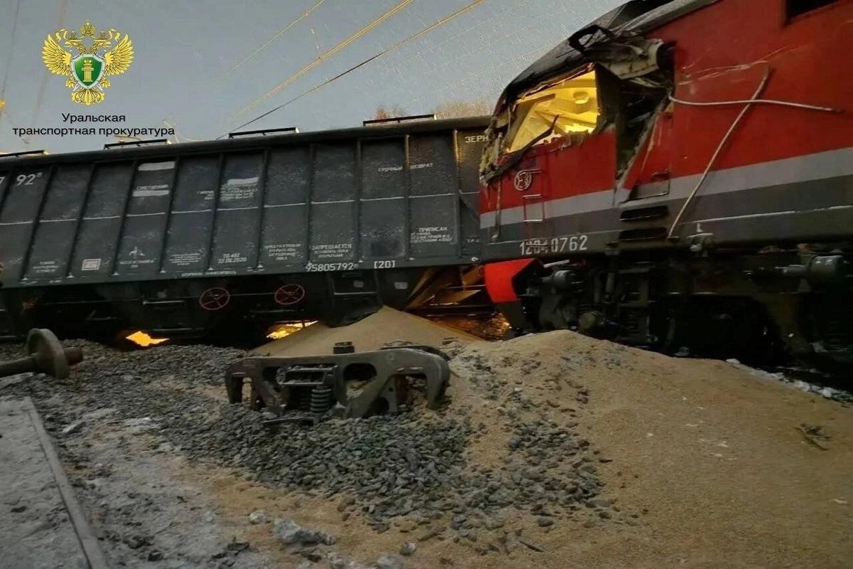 Одиннадцать грузовых вагонов сошли с рельсов в Иркутской области