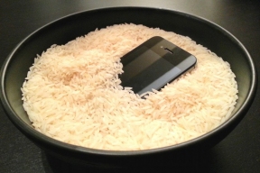Apple: сушить телефон в рисе бесполезно