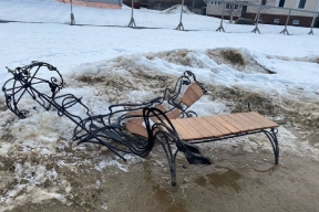 Вандалы сломали подаренную городу дизайнерскую скамейку на набережной в Петрозаводске
