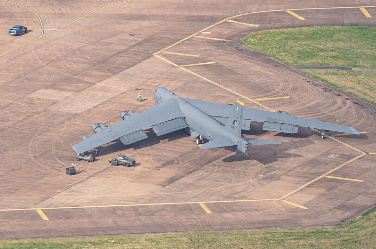 В США расследуют происшествие с экстренной посадкой американского B-52 на базе Майнот