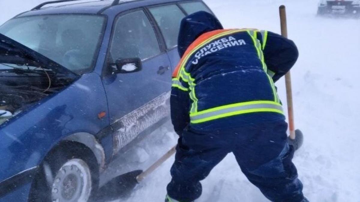 Под Саратовом спасатели эвакуировали двух замерзающих мужчин из сломанной машины Toyota