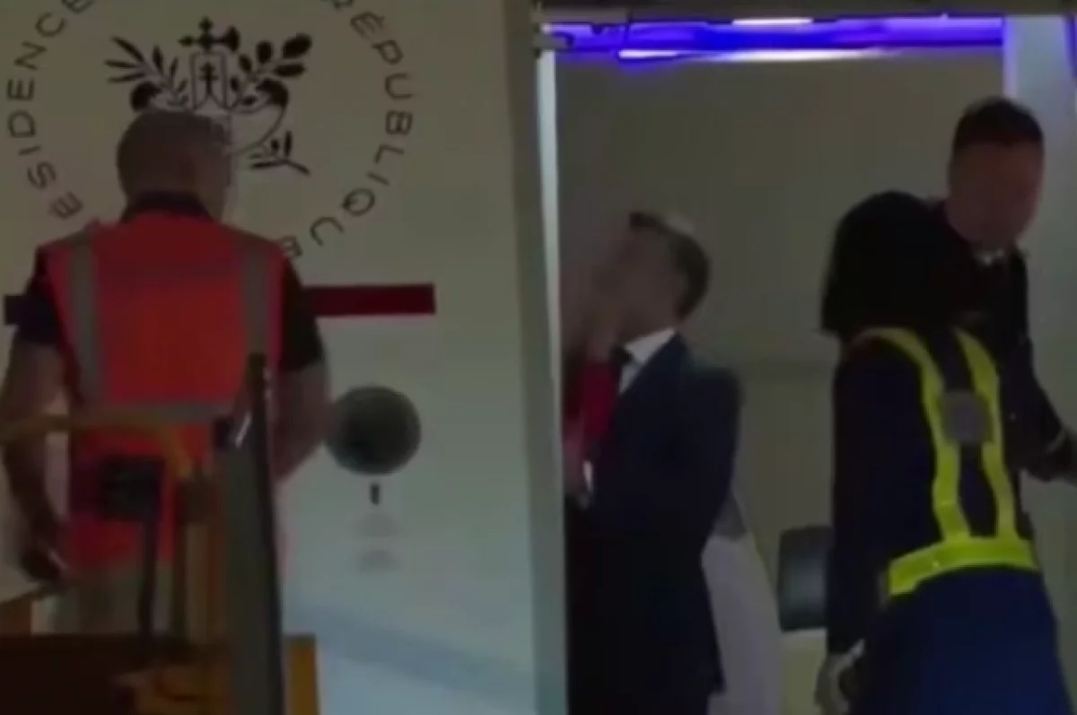 Психиатр назвал поведение Макрона проявлением инфантильности