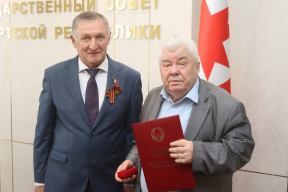 Спикер Госсовета Удмуртии Владимир Невоструев вручил награды руководителям предприятия «Машстрой» за многолетний добросовестный труд