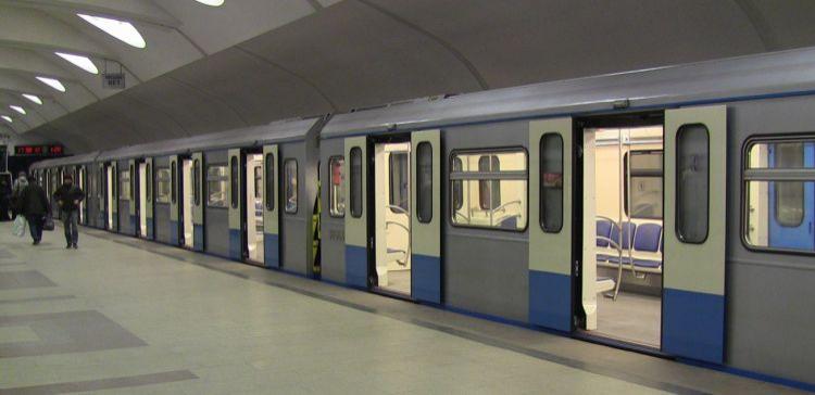 В московском метро машинист повел поезд по «встречному» пути