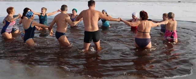Больше 40 новгородцев нырнули в ледяную воду на «Зимней встряске»