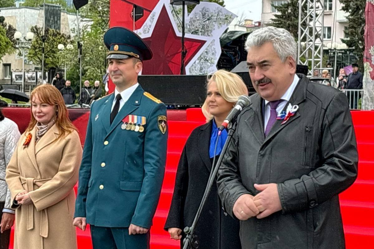 Спикер Госсовета Чувашии Леонид Черкесов поприветствовал участников юбилейного Парада дошколят и юнармейцев