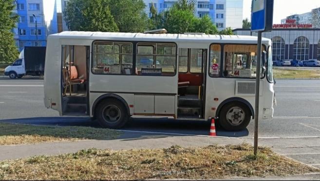 70-летней пассажирке автобуса зажало дверью ногу в Саранске
