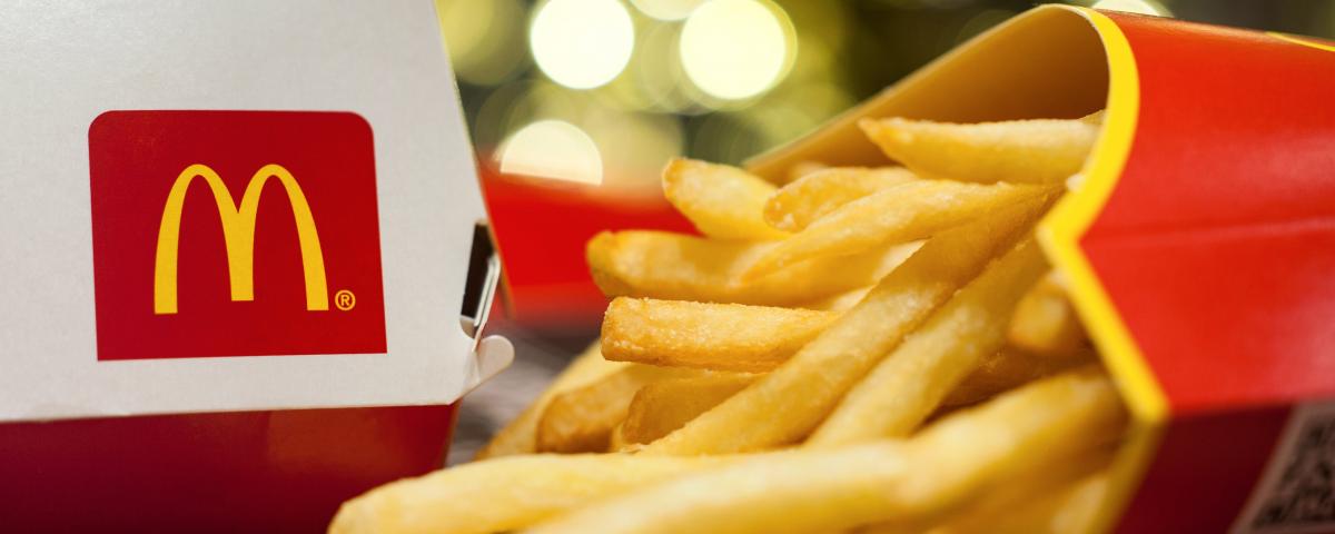 Новый McDonald's в России подал две заявки на регистрацию логотипов в трех цветах