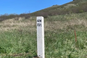 На новой армяно-азербайджанской границе началась установка пограничных столбов
