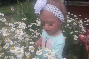 2-летняя девочка умерла от йогурта. На лбу у нее были черные пятна, а нога вывернута
