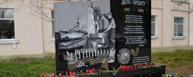 В Комсомольске-на-Амуре на памятнике героям ВОВ изображен фашистский эсминец