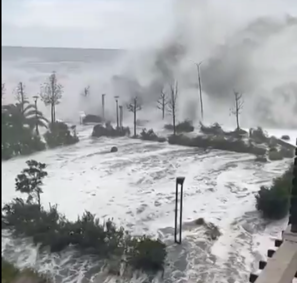 В Адлере гигантские волны накрыли жилой комплекс, вода продолжает прибывать на улицы города