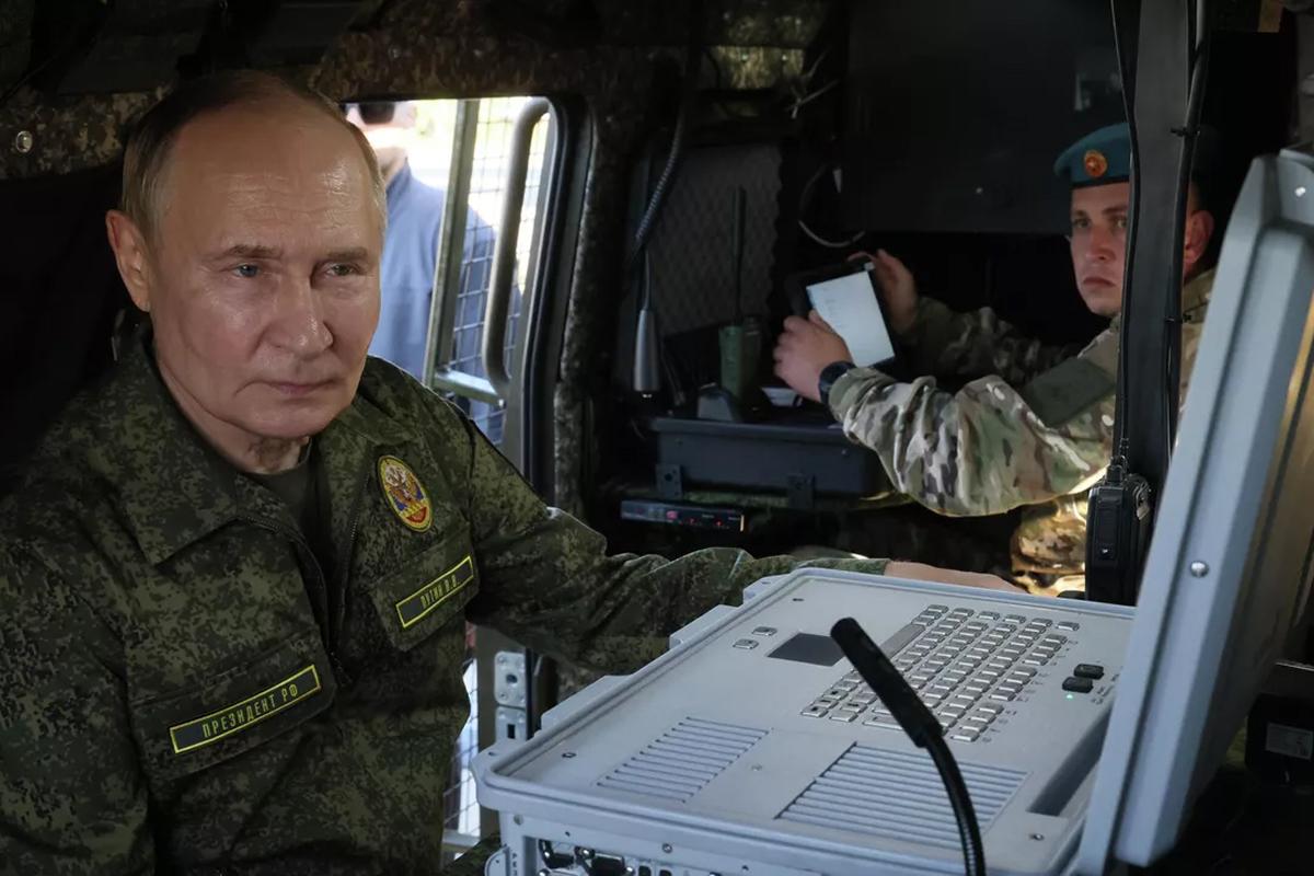 Владимир Путин оценил оснащение командной машины с рабочим местом для оператора БПЛА