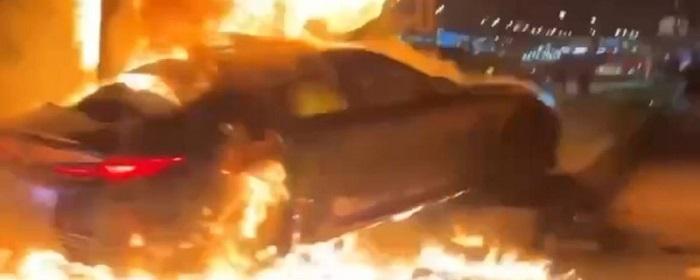 На Кутузовском проспекте в Москве автомобиль протаранил столб и загорелся