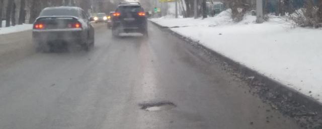 На улице Ватутина в Новосибирске в новом асфальте появились ямы