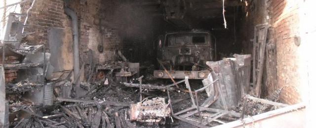 В Кирове на улице Корчагина сгорели автосервис и цех деревообработки