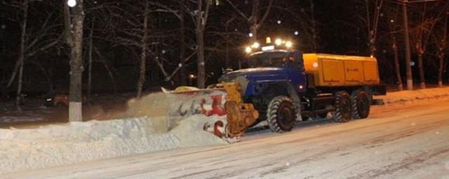 В Барнауле круглосуточно убирают и вывозят снег с улиц