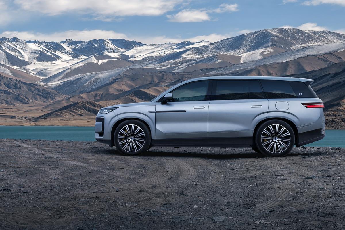 Роскошный кроссовер из Китая с двумя экранами и холодильниками привезли в Россию