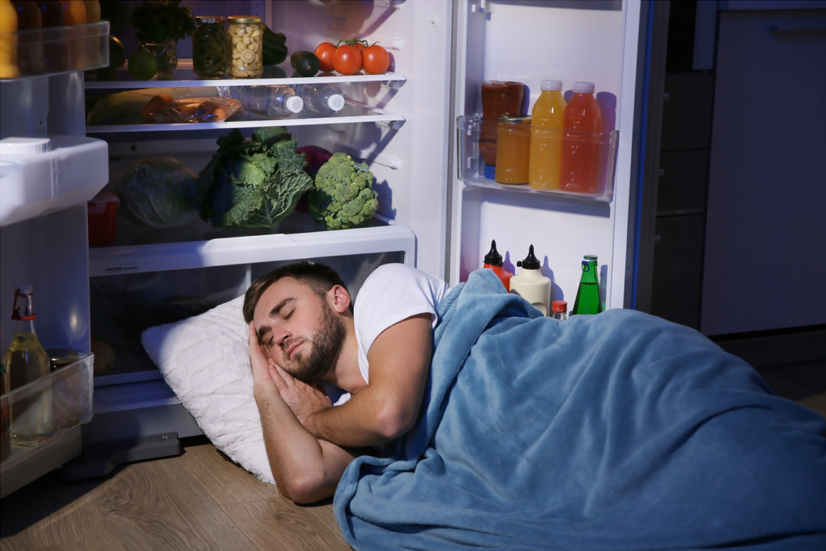 Диетолог Джутова рассказала, когда нужно есть, чтобы не посещать холодильник ночью