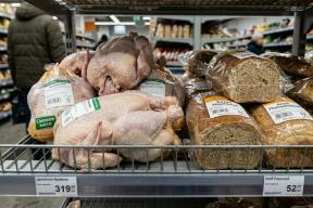 Хлеб из порошка и солевые куры. Какие продукты нельзя покупать. Обманщики на прилавках