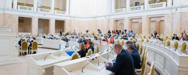 В Петербурге депутаты Заксобрания одобрили повышение зарплат госслужащим