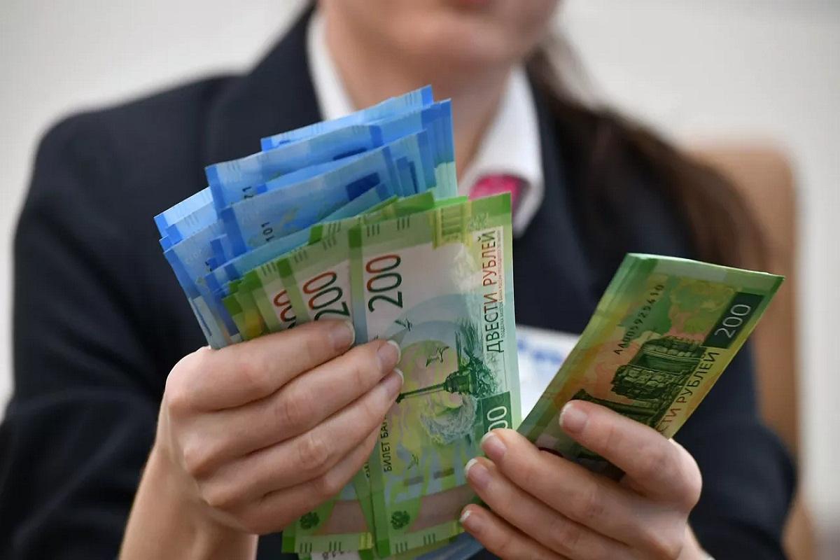 За год размер среднего заработка в Новосибирской области вырос на 13%