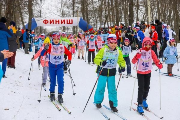 В Курске около двух тысяч жителей приняли участие в «Лыжне России»