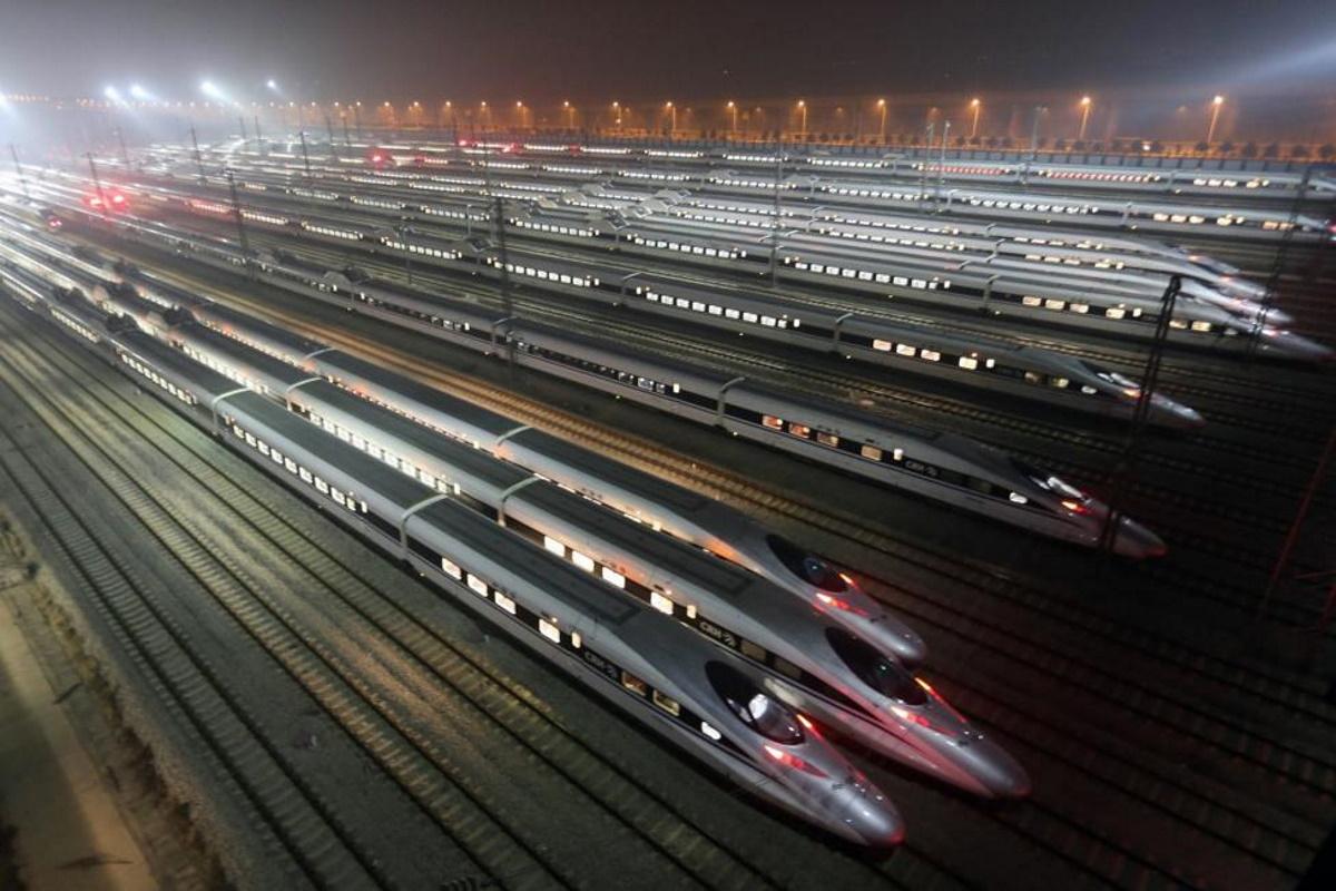 В окрестностях Пекина ведутся испытания нового поезда, развивающего скорость до 450 км в час