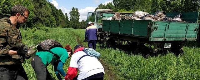 Жители Новосибирска вывезли 4 грузовика с мусором из лесопарка