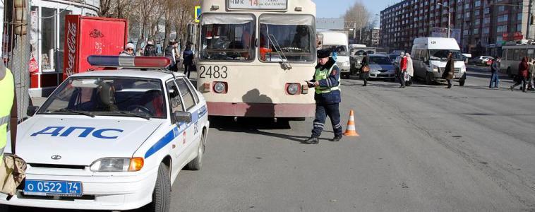 В Челябинске легковой автомобиль врезался в троллейбус