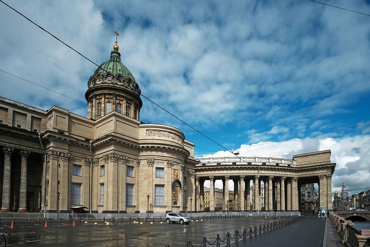 Жительницу Санкт-Петербурга осудят за попытку справить нужду возле Казанского собора