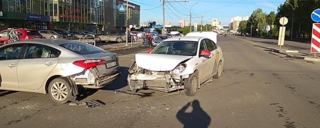 В Новосибирске такси протаранило иномарку