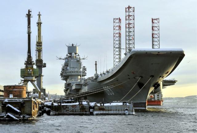 В Мурманске во время ремонта загорелся крейсер «Адмирал Кузнецов»