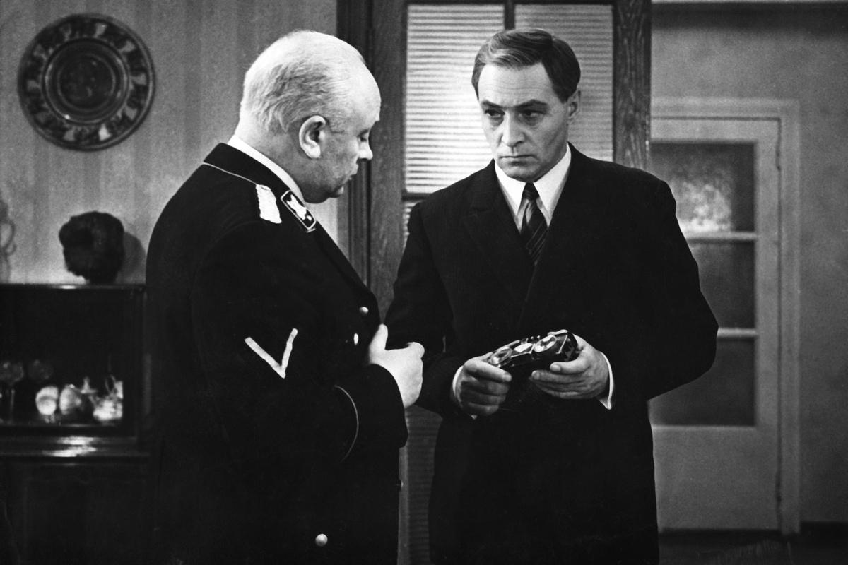 В Москве торжественно открыли памятник в честь сериала «Семнадцать мгновений весны»