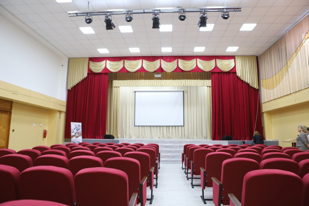 Мэр Руслан Болотов: Новые кресла, световое и звуковое оборудование появились в актовом зале школы № 77 благодаря конкурсу инициативных проектов «Есть решение»