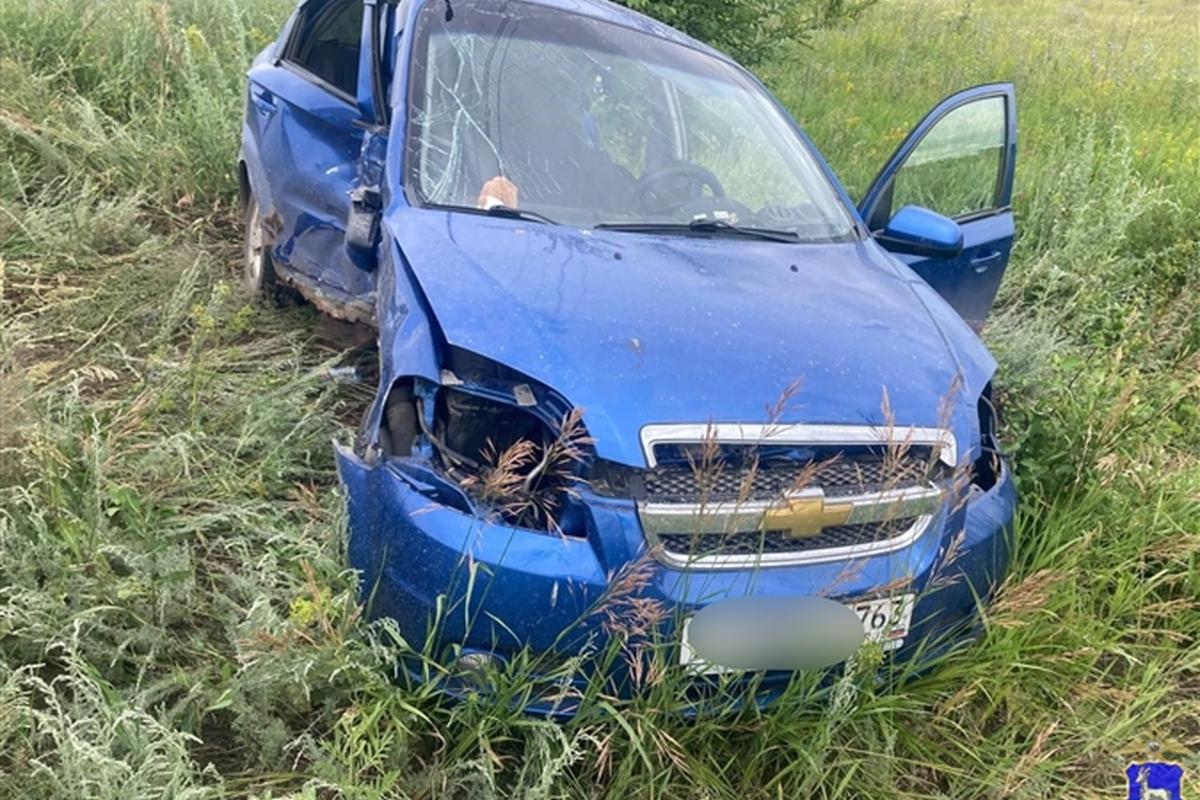 Выехала на встречку и снесла знак: в ДТП под Самарой пострадали двое детей