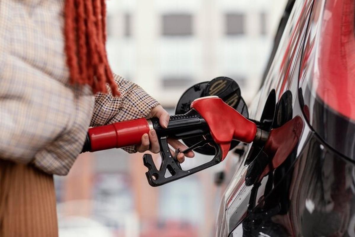 Российские чиновники призвали нефтекомпании сдержать рост цен на заправках