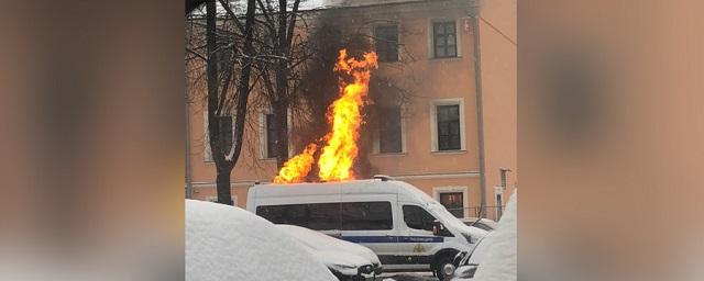 В Москве загорелся автомобиль Росгвардии