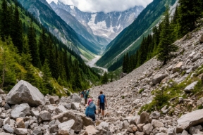 В Северной Осетии туристическая группа из 18 человек попала под камнепад