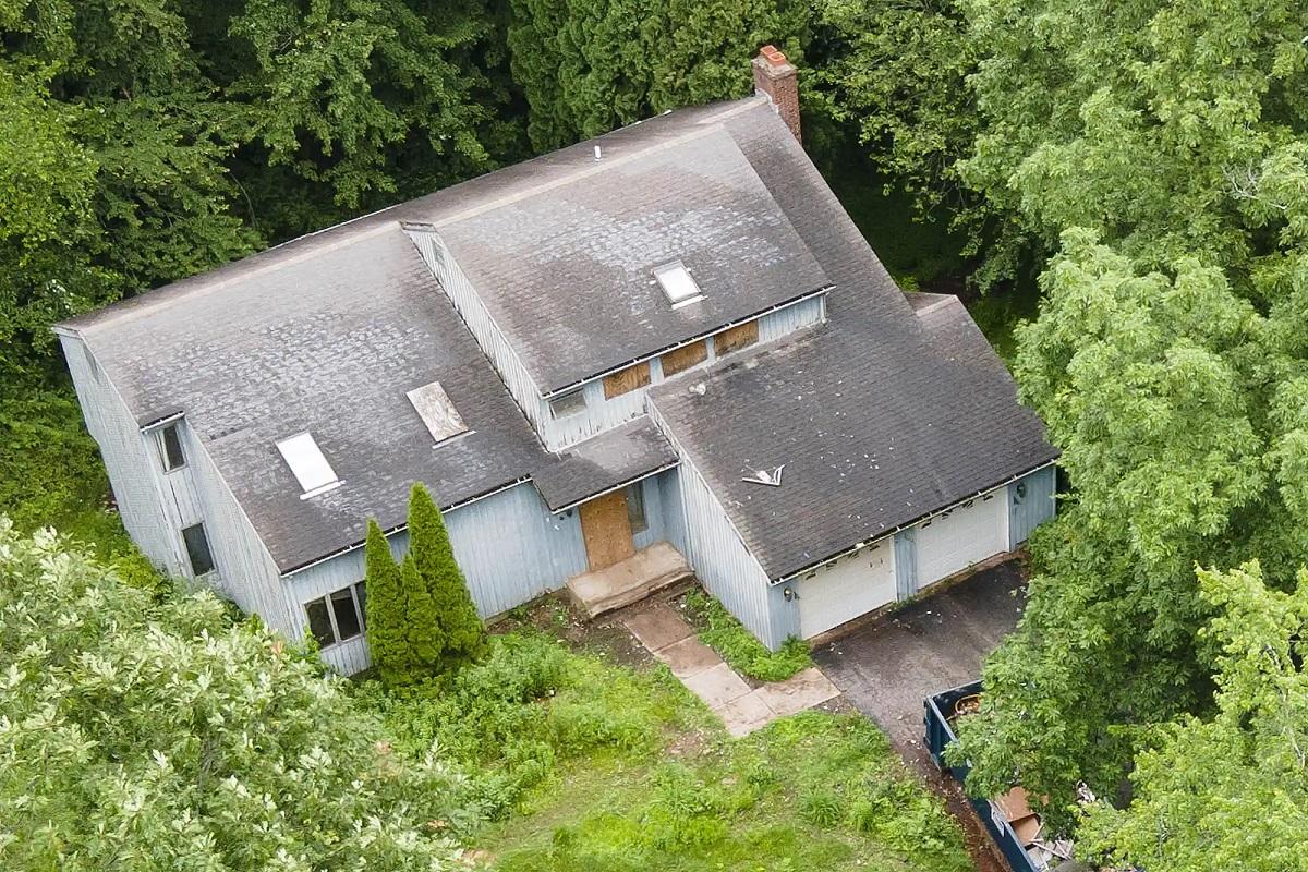 Останки детектива нашли в горе мусора в её собственном доме в США