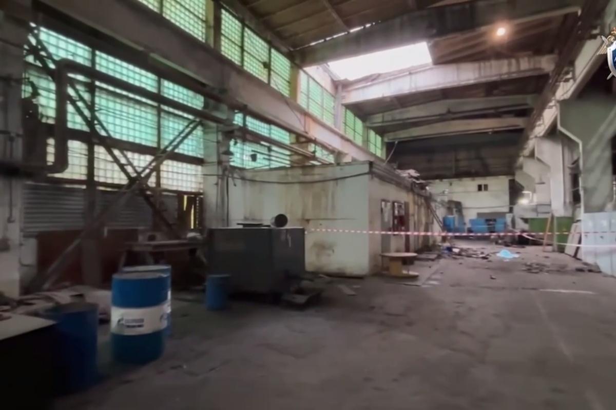 В Челябинске на заводе насмерть разбился рабочий, упав с высоты 15 метров