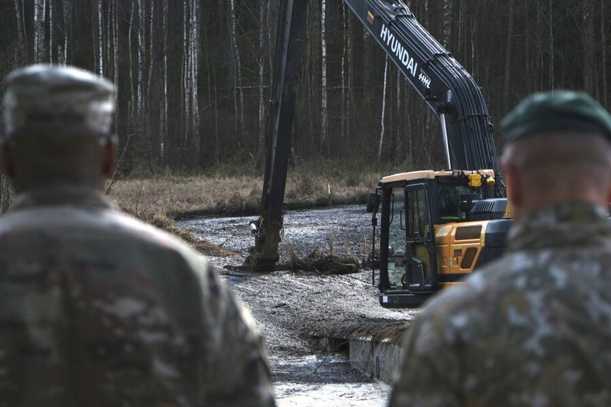 В Литве из болота подняли бронетранспортер, на котором передвигались пропавшие солдаты США