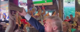 Donald Trump fed his supporters free pizza in Iowa - Video
