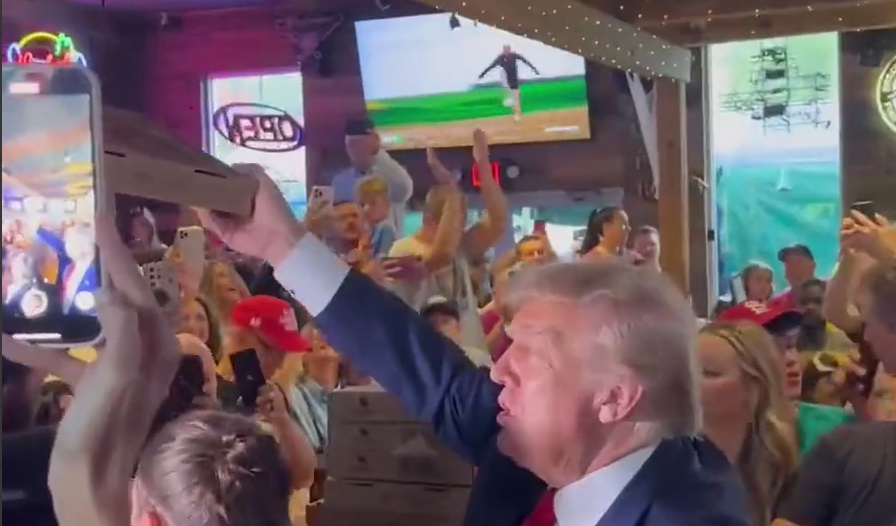 Donald Trump fed his supporters free pizza in Iowa - Video