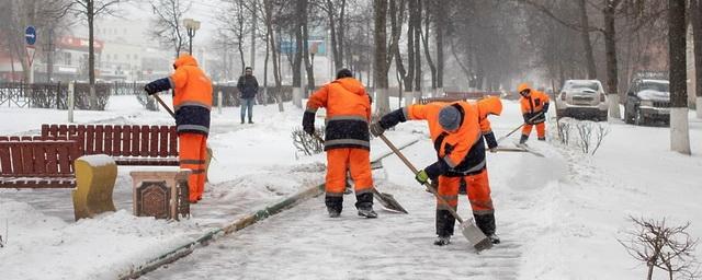 15 тысяч дворников борются с последствиями обрушившегося на Подмосковье снегопада