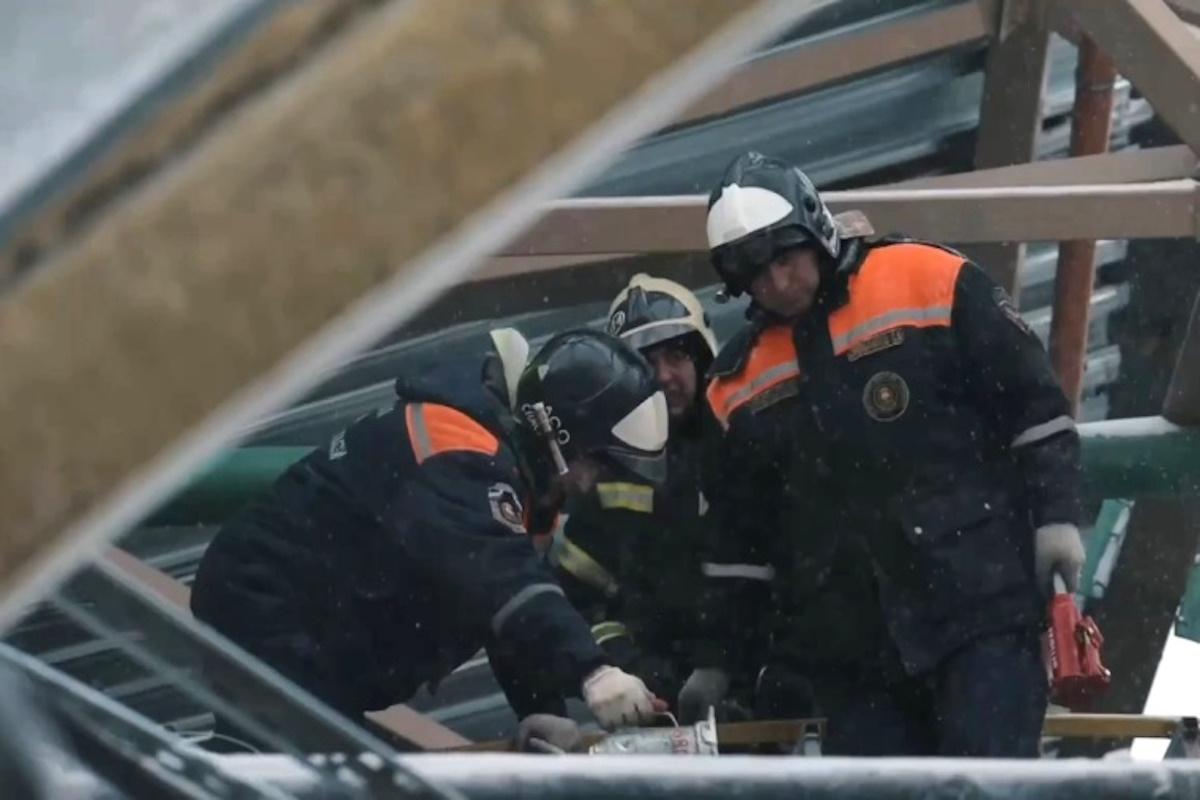 Липецкий губернатор поблагодарил спасателей и медиков за работу при обрушении крыши цеха