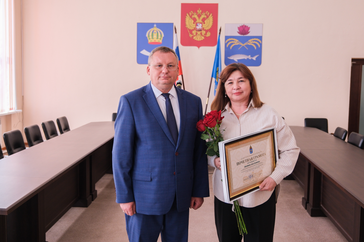 «Самая близкая к людям власть»: Председатель Думы Астраханской области Игорь Мартынов вручил награды лучшим работникам местного самоуправления Камызякского района